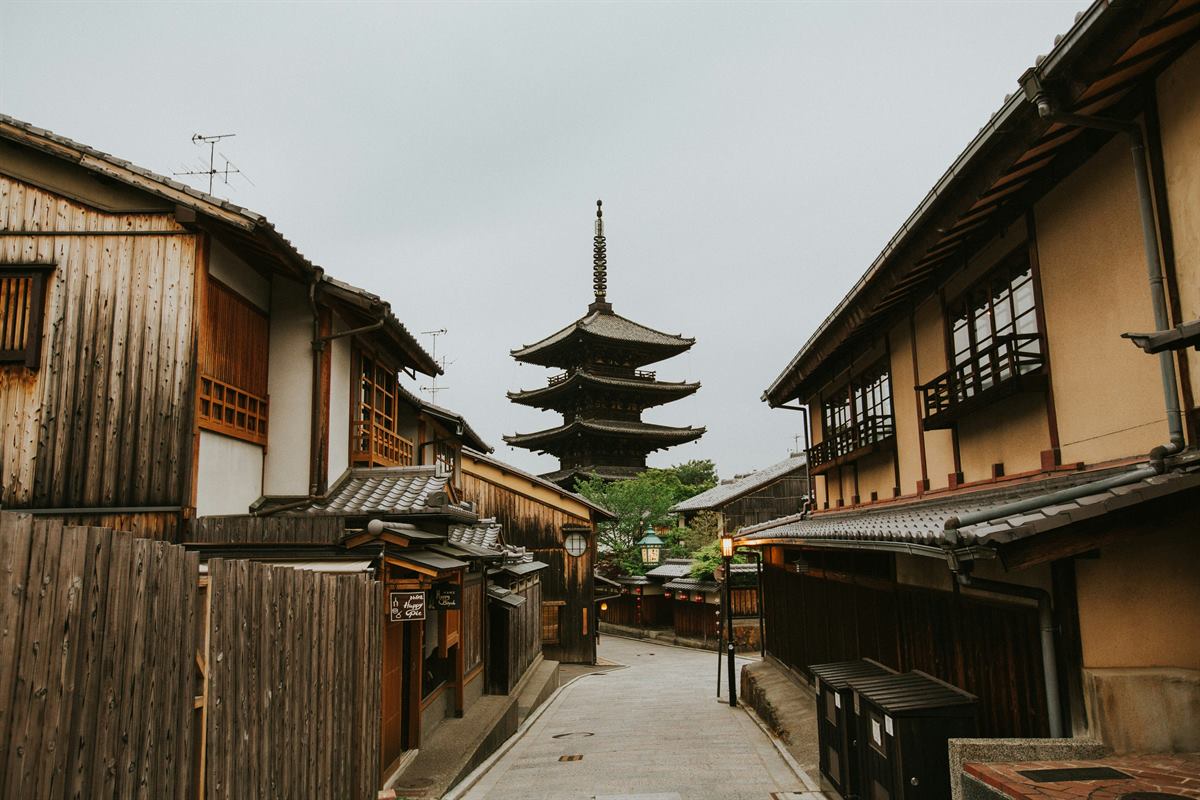 Puerta Yomeimon del santuario Tosho-gu en Nikko entre cedros centenarios