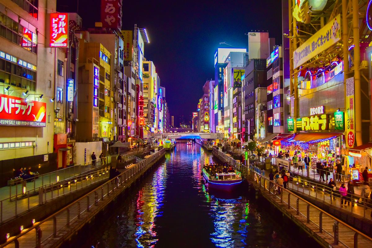 Canal de Dotonbori iluminado de noche en Osaka