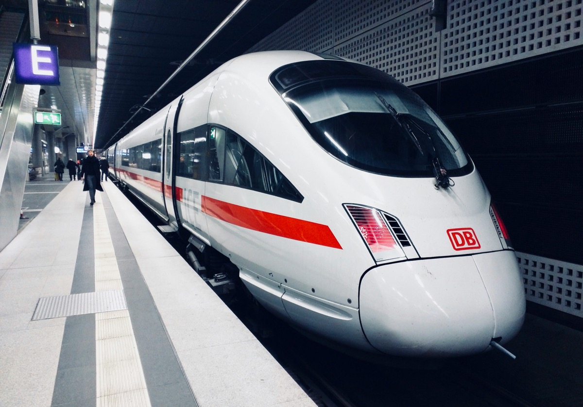 Tren bala shinkansen en ruta por Japón — calculadora JR Pass