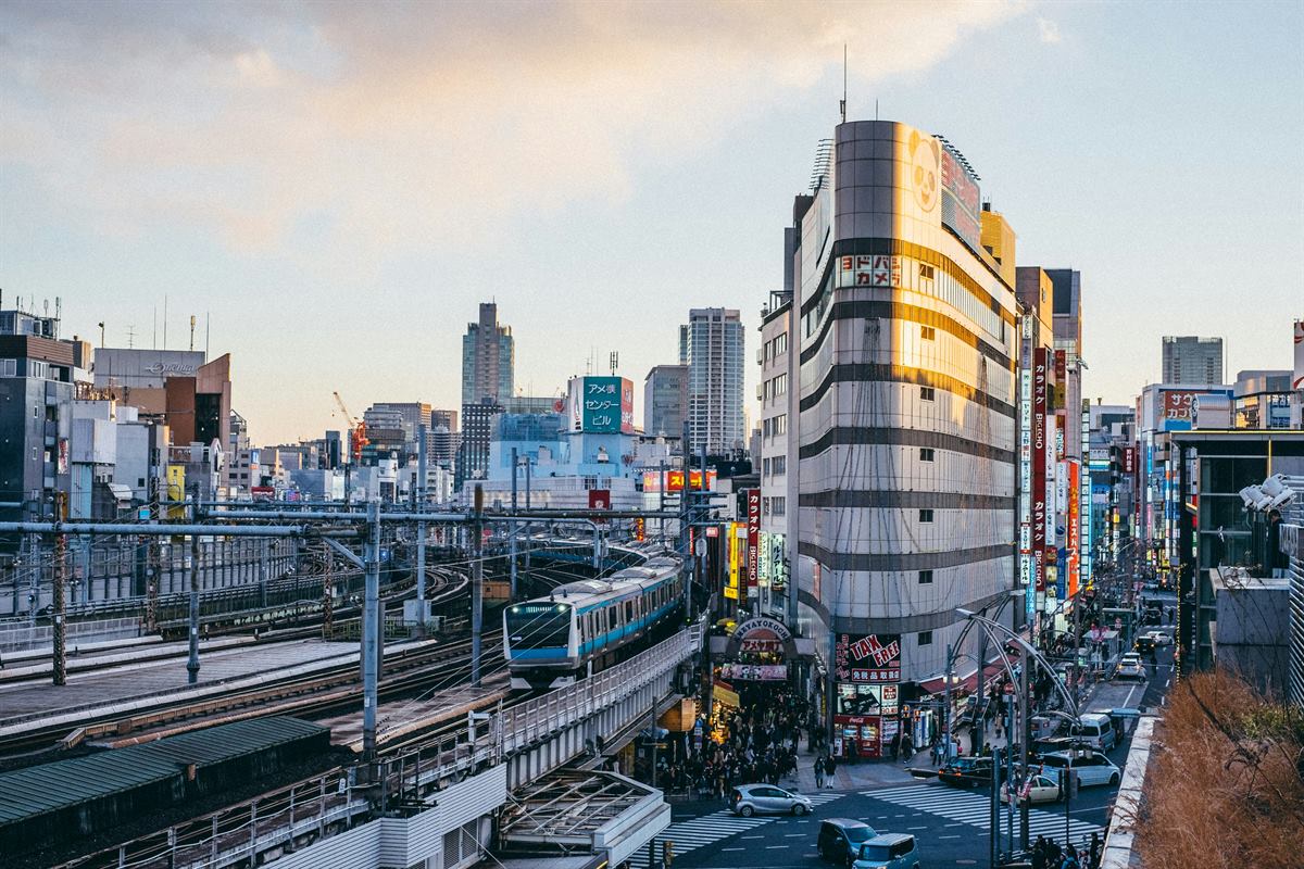 Fachada histórica de Tokyo Station y avenidas de Ginza